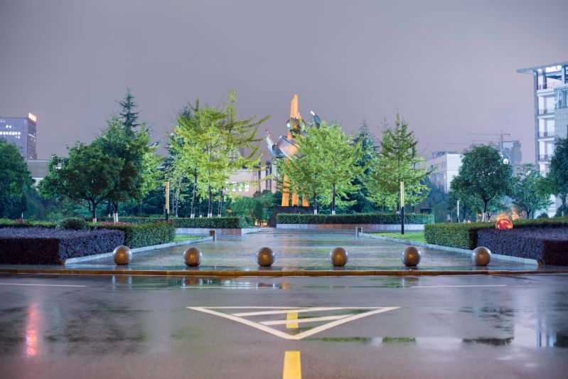 寒夜里的凌曦广场